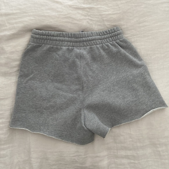 Aritzia TNA boyfriend cozy fleece sweat shorts - Picture 3 of 3